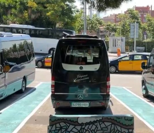 Los vecinos del Park Güell denuncian que la masificación turística sigue colapsando la movilidad Los vecinos del Park Güell denuncian que la masificación turística sigue colapsando la movilidad