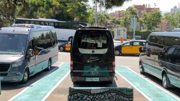 Los vecinos del Park Güell denuncian que la masificación turística sigue colapsando la movilidad Los vecinos del Park Güell denuncian que la masificación turística sigue colapsando la movilidad
