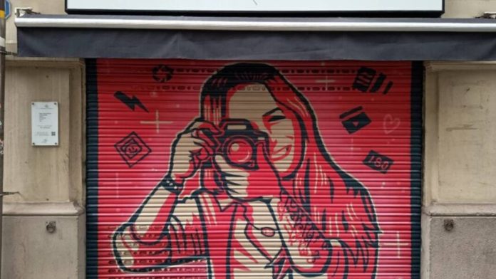 “Persianes que fan barri”: Barcelona transforma 185 comercios con arte urbano