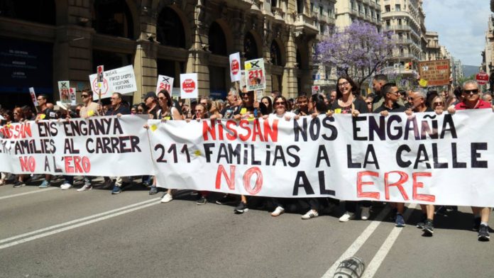 Protesta en Barcelona contra el ERE de Nissan que afecta a 211 trabajadores