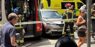 Seis heridos tras una colisión entre un autobús y un turismo en Gràcia Seis heridos tras una colisión entre un autobús y un turismo en Gràcia