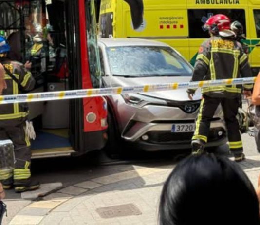 Seis heridos tras una colisión entre un autobús y un turismo en Gràcia Seis heridos tras una colisión entre un autobús y un turismo en Gràcia