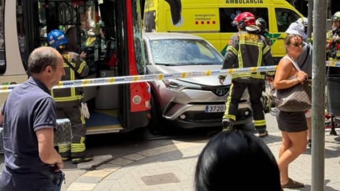 Seis heridos tras una colisión entre un autobús y un turismo en Gràcia Seis heridos tras una colisión entre un autobús y un turismo en Gràcia