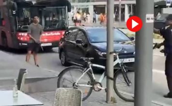 Un hombre armado con cuchillos provoca momentos de tensión en el Paralelo de Barcelona Un hombre armado con cuchillos provoca momentos de tensión en el Paralelo de Barcelona