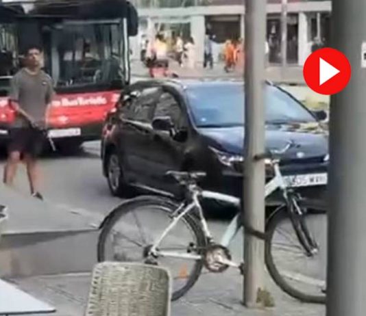 Un hombre armado con cuchillos provoca momentos de tensión en el Paralelo de Barcelona Un hombre armado con cuchillos provoca momentos de tensión en el Paralelo de Barcelona