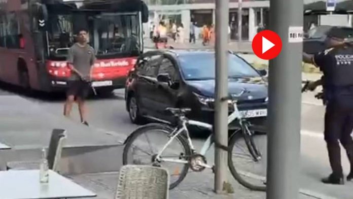 Un hombre armado con cuchillos provoca momentos de tensión en el Paralelo de Barcelona Un hombre armado con cuchillos provoca momentos de tensión en el Paralelo de Barcelona