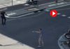 Un hombre armado con un machete provoca el pánico en la calle Muntaner Un hombre armado con un machete provoca el pánico en la calle Muntaner