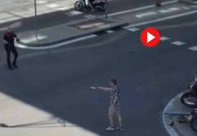 Un hombre armado con un machete provoca el pánico en la calle Muntaner Un hombre armado con un machete provoca el pánico en la calle Muntaner