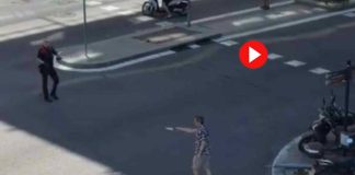Un hombre armado con un machete provoca el pánico en la calle Muntaner Un hombre armado con un machete provoca el pánico en la calle Muntaner