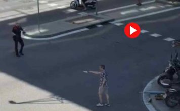 Un hombre armado con un machete provoca el pánico en la calle Muntaner Un hombre armado con un machete provoca el pánico en la calle Muntaner