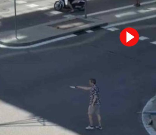 Un hombre armado con un machete provoca el pánico en la calle Muntaner Un hombre armado con un machete provoca el pánico en la calle Muntaner
