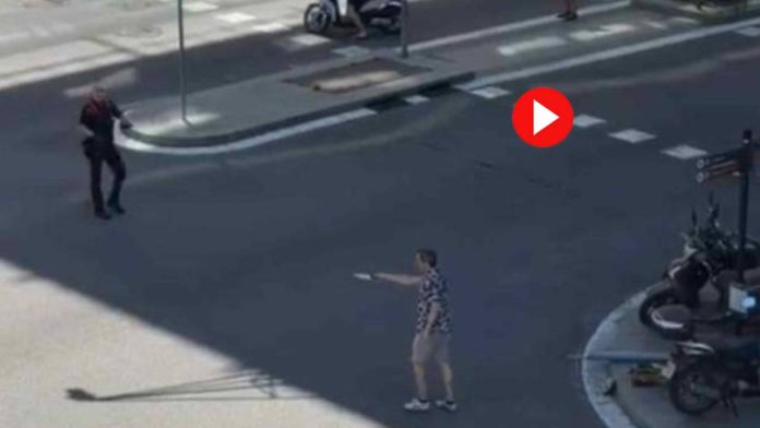 Un hombre armado con un machete provoca el pánico en la calle Muntaner Un hombre armado con un machete provoca el pánico en la calle Muntaner