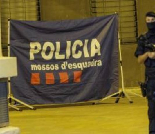 Un hombre muere a tiros en la Zona Franca y los Mossos buscan al autor de los disparos Un hombre muere a tiros en la Zona Franca y los Mossos buscan al autor de los disparos