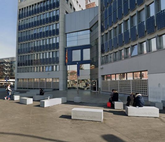 Un hombre provoca altercados en la comisarÃa de los Mossos de Plaza Espanya Un hombre provoca altercados en la comisarÃa de los Mossos de Plaza Espanya