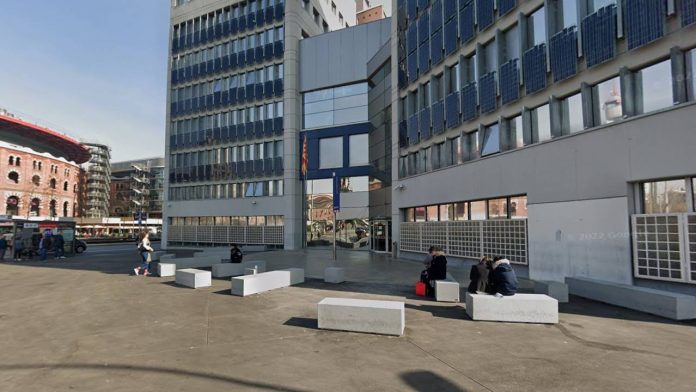 Un hombre provoca altercados en la comisaría de los Mossos de Plaza Espanya Un hombre provoca altercados en la comisaría de los Mossos de Plaza Espanya