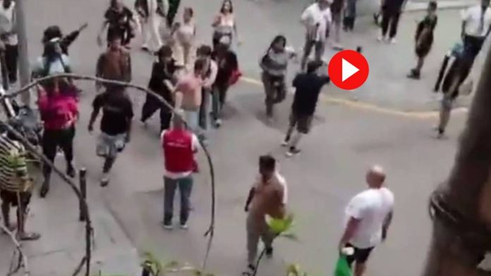 Un robo en el Raval de Barcelona termina con el ladrón apaleado y detenido Un robo en el Raval de Barcelona termina con el ladrón apaleado y detenido