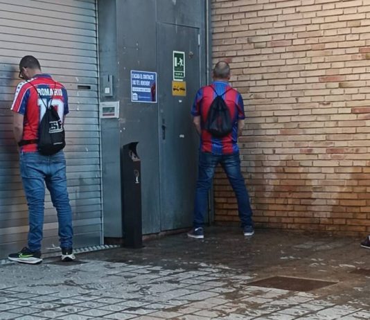 Vecinos del Camp Nou alertan de reuniones de grupos ultras en el entorno del estadio Vecinos del Camp Nou alertan de reuniones de grupos ultras en el entorno del estadio