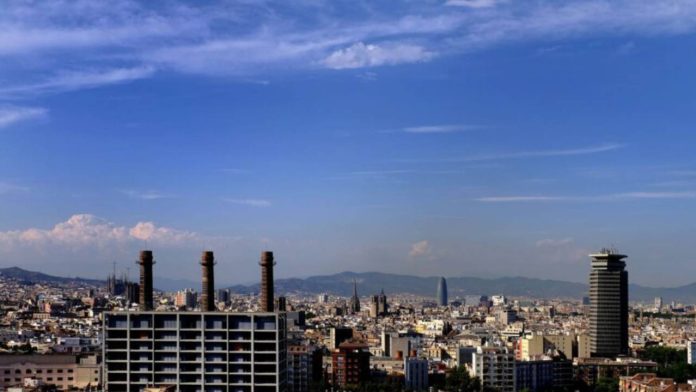 3 de cada 4 barceloneses respalda retirar las licencias de los pisos turísticos