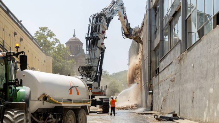 Arrancan los derribos en la Fira de Montjuïc de Barcelona para construir el nuevo palacio multifuncional Obras Fira Montjuïc Barcelona_ empiezan los derribos del nuevo palacio multifuncional