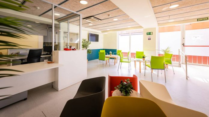 Barcelona abre un refugio para personas sin hogar en verano