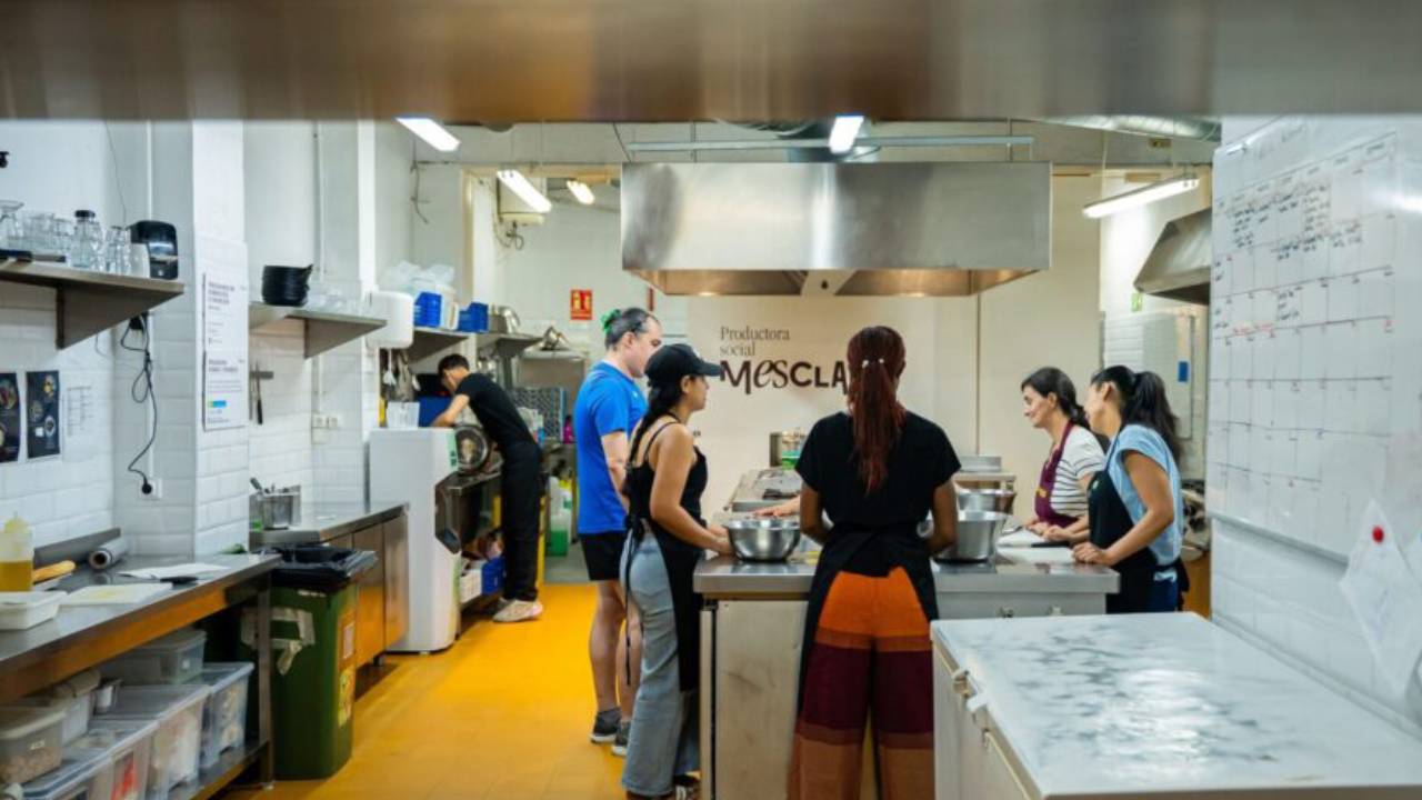 Barcelona amplía el programa Alimenta para reforzar la autonomía de las personas en situación de vulnerabilidad 1 Barcelona amplía el programa Alimenta para reforzar la autonomía de las personas en situación de vulnerabilidad