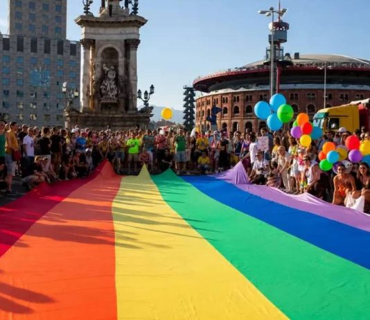 Barcelona se vuelca con el Orgullo y reúne a 275.000 personas en una jornada histórica Barcelona se vuelca con el Orgullo y reúne a 275.000 personas en una jornada histórica