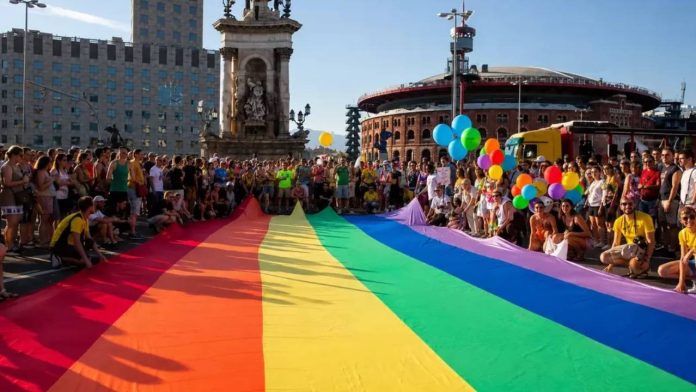 Barcelona se vuelca con el Orgullo y reúne a 275.000 personas en una jornada histórica Barcelona se vuelca con el Orgullo y reúne a 275.000 personas en una jornada histórica