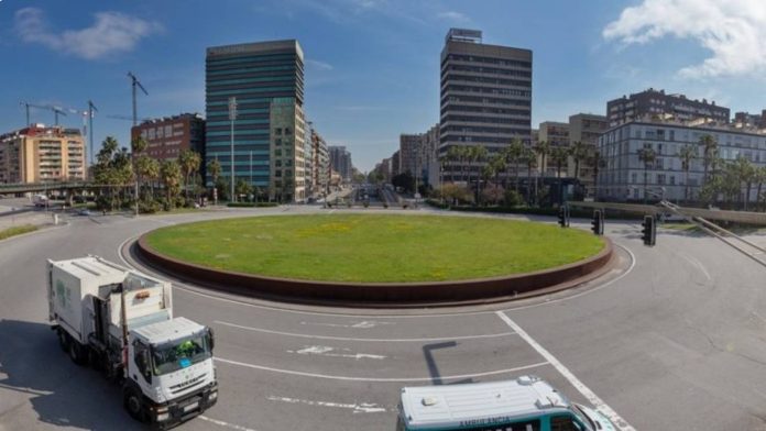 Cortes en la plaza Ildefons Cerdà de Barcelona: tráfico y obras en agosto