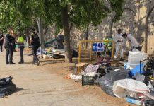 Desalojo de un asentamiento en Montjuïc junto a la Ronda del Litoral Desalojo de un asentamiento en Montjuïc junto a la Ronda del Litoral