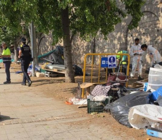 Desalojo de un asentamiento en Montjuïc junto a la Ronda del Litoral Desalojo de un asentamiento en Montjuïc junto a la Ronda del Litoral