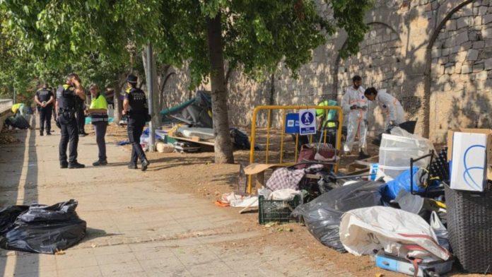 Desalojo de un asentamiento en Montjuïc junto a la Ronda del Litoral