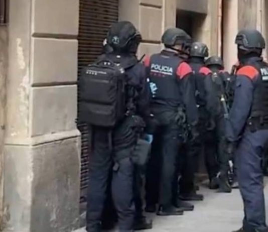 Desmantelados dos pisos en Barcelona y Badalona usados como puntos de venta de droga Desmantelados dos pisos en Barcelona y Badalona usados como puntos de venta de droga