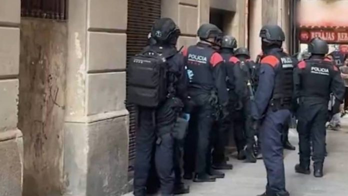 Desmantelados dos pisos en Barcelona y Badalona usados como puntos de venta de droga Desmantelados dos pisos en Barcelona y Badalona usados como puntos de venta de droga
