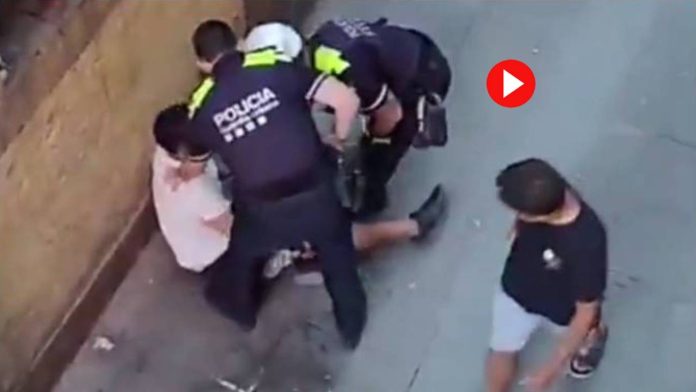 Detenido en el Raval por arrancar un colgante a una mujer que paseaba con su hija