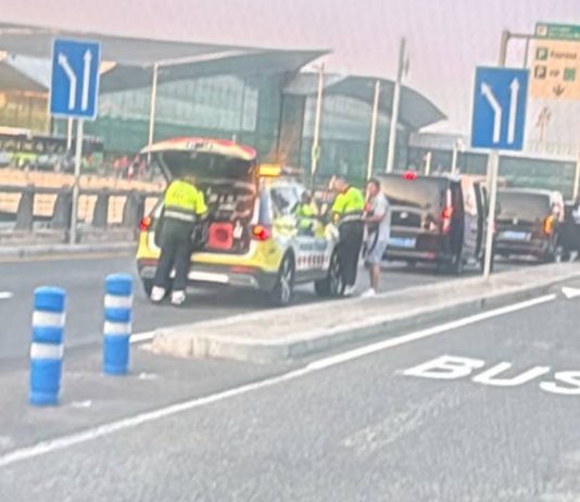 Élite Taxi avisa de movilizaciones si no se frena el intrusismo en el aeropuerto de Barcelona Élite Taxi avisa de movilizaciones si no se frena el intrusismo en el aeropuerto de Barcelona