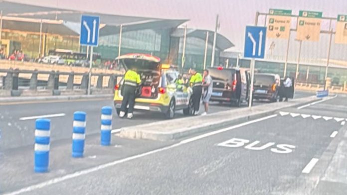 Élite Taxi avisa de movilizaciones si no se frena el intrusismo en el aeropuerto de Barcelona