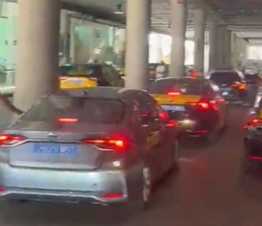 Élite Taxi denuncia el descontrol en el Aeropuerto de Barcelona y exige medidas urgentes Élite Taxi denuncia el descontrol en el Aeropuerto de Barcelona y exige medidas urgentes