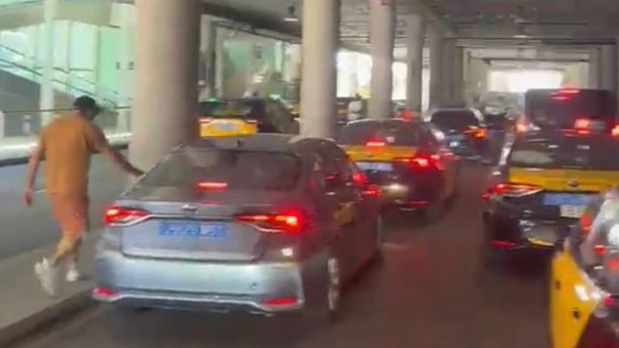 Élite Taxi denuncia el descontrol en el Aeropuerto de Barcelona y exige medidas urgentes
