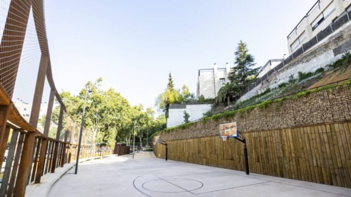 Gràcia estrena nuevas pistas de baloncesto bajo el viaducto de Vallcarca