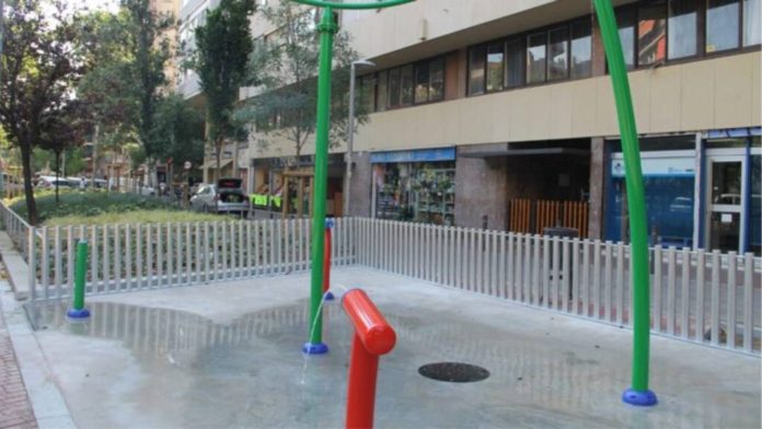 La avenida Mistral incorpora una nueva zona de juegos de agua