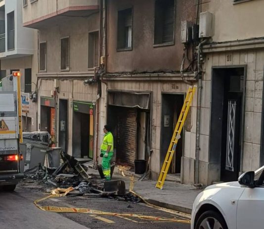 La quema de tres contenedores en el Guinardó reaviva el miedo entre los vecinos La quema de tres contenedores en el Guinardó reaviva el miedo entre los vecinos