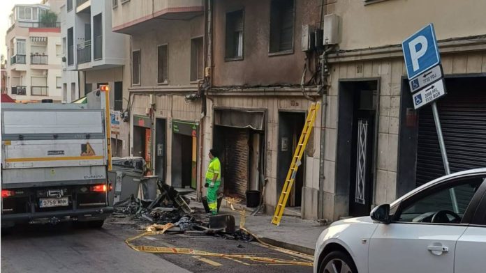 La quema de tres contenedores en el Guinardó reaviva el miedo entre los vecinos