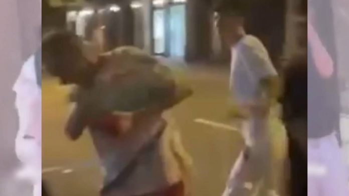 Los Mossos investigan varias agresiones gratuitas de un grupo en el Eixample Los Mossos investigan varias agresiones gratuitas de un grupo en el Eixample