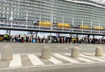 Los taxis esperan más de 2 horas en el Moll Adossat para recoger viajeros Los taxis esperan más de 2 horas en el Moll Adossat para recoger viajeros