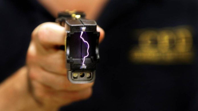 Luz verde al uso de las pistolas Taser por parte de la Guàrdia Urbana Luz verde al uso de las pistolas Taser por parte de la Guàrdia Urbana
