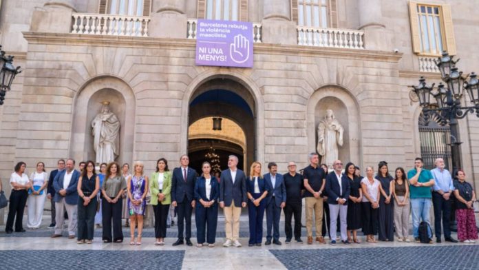 Minuto de silencio en Barcelona por la víctima de violencia machista en Sant Martí