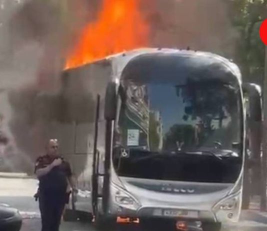 Se incendia un autocar en la rambla de Guipúzcoa sin dejar heridos Se incendia un autocar en la rambla de Guipúzcoa sin dejar heridos