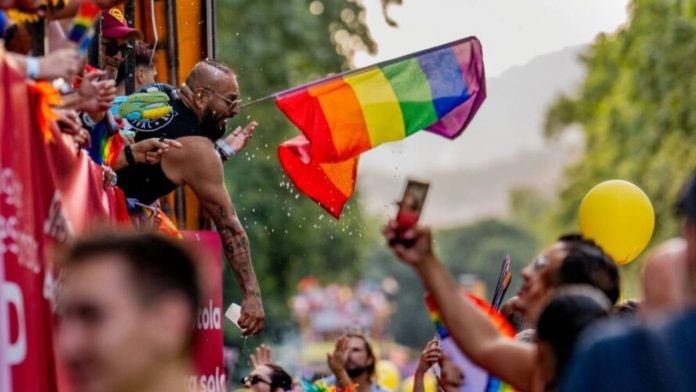 TMB recomienda el metro durante la Manifestación del Orgullo LGTBI en Barcelona TMB recomienda el metro durante la Manifestación del Orgullo LGTBI en Barcelona