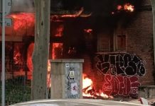 Un aparatoso incendio en Sant Martí calcina el Espai Pere Calafell sin causar heridos Un aparatoso incendio en Sant Martí calcina el Espai Pere Calafell sin causar heridos