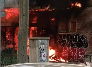Un aparatoso incendio en Sant Martí calcina el Espai Pere Calafell sin causar heridos Un aparatoso incendio en Sant Martí calcina el Espai Pere Calafell sin causar heridos